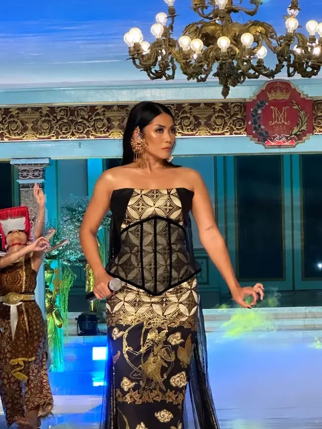 Pergelaran seni Persembahan Dari Solo menampilkan Anggun. (Foto: Dok. Instagram @kikyhapsarii)