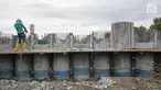 Pekerja menyelesaikan pembangunan  tanggul pantai di Kamal Muara, Jakarta, Rabu (26/12). Pembangunan tanggul pantai di Kamal Muara dengan panjang 740 meter yang akan rampung pada 2020. (Liputan6.com/Herman Zakharia)