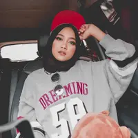 Ayu Putrisundari hijabers milenials dengan gaya swag yang kece. (ayuenstar/instagram)