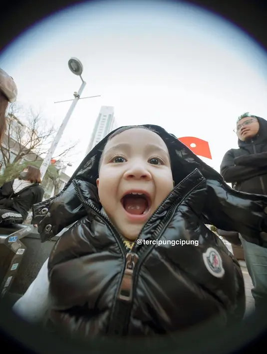 Gayanya selama di Jepang jadi sorotan lantaran terlihat menggemaskan dengan baju musim dingin [@tercipungcipung]