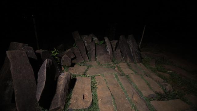 Situs Gunung Padang yang berusia 52000 SM seolah menceritakan kehidupan sosial dan tata ritual masyarakat. Di tempat ini terdapat berbagai mitos gaib yang diyakini terus hadir hingga saat ini.