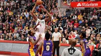 Center LA Clippers, DeAndre Jordan (putih), melakukan aksi dunk saat timnya menghadapi LA Lakers di Staples Center, Los Angeles, AS, Sabtu (14/1/2017). (NBA)