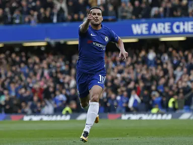 Pemain Chelsea, Pedro membuka keunggulan timnya pada menit ke-12 saat melawan Watford pada laga Premier League Pekan ke-9 di Stamford Bridge,  (21/10/2017). Chelsea menang 4-2. (AFP/Ian Kington)