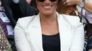 Meghan Markle menyaksikan sahabatnya yang juga petenis AS Serena Williams melawan Kaja Juvan dari Slovakia pada babak kedua Wimbledon di All England Lawn Tennis Club, London, Kamis (4/7/2019). Meghan Markle menyempurnakan penampilannya dengan topi berwarna senada dan kacamata hitam. (AP/Tim Ireland)