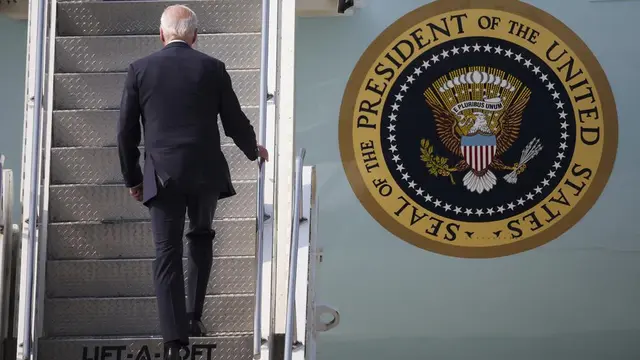 Presiden AS Joe Biden meninggalkan Korea Selatan dan berangkat ke Jepang di Pangkalan Udara Osan di Pyeongtaek, Korea Selatan, Minggu, 22 Mei 2022. (Kim Hong-Ji/Pool Photo via AP)