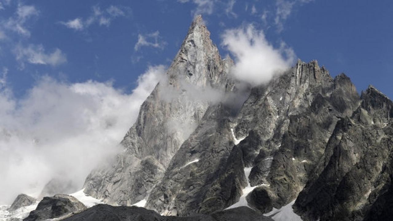 Menelusuri gua es La Grotte de glace di lereng Mont Blanc
