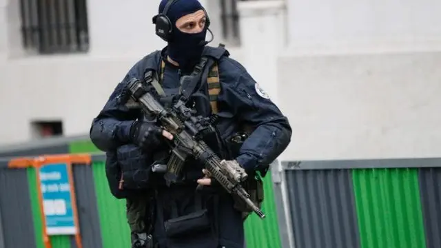 Seorang anggota GIGN tampak bersiaga