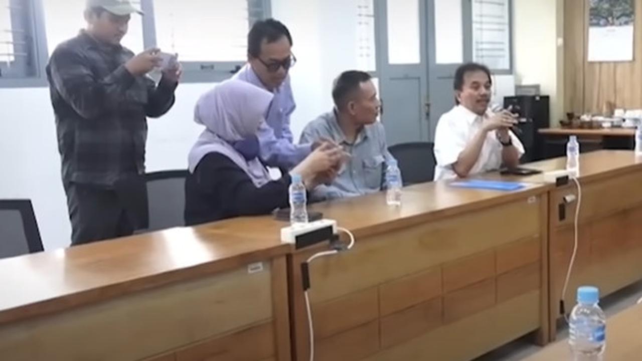 Roy Suryo Dkk Bersuara Tinggi Marah-Marah 'Geruduk' UGM Soal Ijazah Jokowi, Dikasih Lihat Foto Wisuda Berakhir Minta Maaf