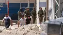 Tentara Israel berjaga-jaga ketika warga Palestina meninggalkan rumah-rumah mereka yang dijadwalkan akan dihancurkan di kamp pengungsi Tulkarem pada 26 Mei 2025. (Jaafar ASHTIYEH/AFP)