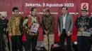 Anggota I BPK Nyoman Adhi Suryadnyana (ketiga kiri) membawa Laporan Hasil Pemeriksaan BPK Atas Laporan Keuangan KPU Tahun 2022 untuk diserahkan kepada Ketua KPU Hasyim Asy'ari (ketiga kanan). (Liputan6.com/Faizal Fanani)