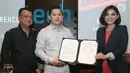 Brand Ambassador Global Investa Capital (GIC) Trade Merry Riana dan CEO GIC Trade Peter Tendean menunjukkan surat perjanjian kerjasama usai peluncuran Platform GIC Trade Futures di Jakarta, Sabtu (13/4). (Liputan6.com/Fery Pradolo)