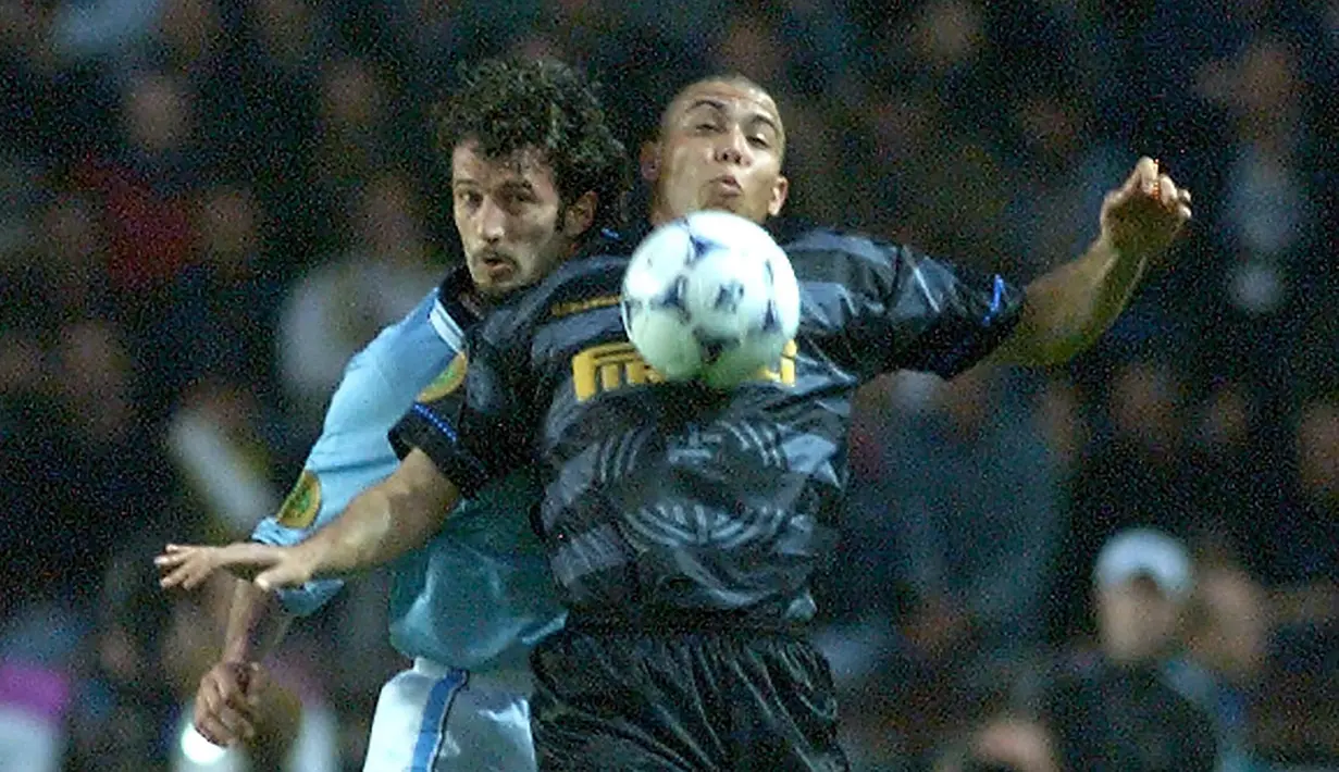 Ronaldo - Ronaldo bermain di kompetisi Liga Serie A untuk Inter Milan pada tahun 1997. Pemain yang memiliki kecepatan, teknik tinggi, dan penyelesaian akhir yang mumpuni ini memyumbangkan 58 gol dalam 99 laganya bersama I Nerazzurri. (AFP/Patrick Kovarik)
