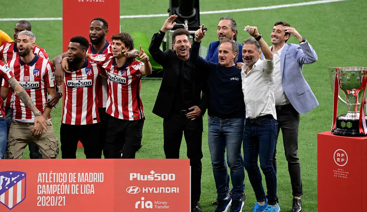 Diego Simeone. Pelatih asal Argentina ini pernah menjuarai La Liga sebagai pemain Atletico Madrid pada 1995/1996. Ia akhirnya menukangi Atletico Madrid mulai Desember 2011 hingga kini. Ia berhasil mempersembahkan dua gelar La Liga di musim 2013/2014 dan 2020/2021. (AFP/Javier Soriano)