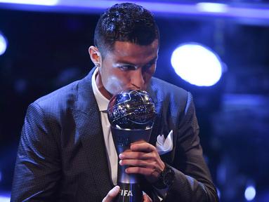 Bintang Real Madrid, Cristiano Ronaldo memenangkan The Best FIFA Men's Player 2017 pada ajang  The Best FIFA Football Awards, di London,  (23/10/2017). (AFP/Ben Stansall)