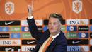 Louis van Gaal. Pelatih Timnas Belanda ini menjadi pelatih tertua yang akan berlaga di Piala Dunia 2022 Qatar. Saat ini ia telah menginjak usia 71 tahun dan telah membesut Timnas Belanda sebanyak 3 periode. Di periode ketiganya ini ia mulai menjabat sejak 4 Agustus 2021 menggantikan posisi Frank De Boer. Dari total 15 laga, Louis van Gaal berhasil membawa Timnas Belanda 11 kali menang dan 4 kali imbang tanpa pernah kalah. (AP/Patrick Post)