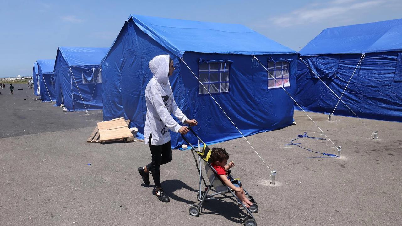 FOTO: Tenda Tenda Biru Tampung Pengungsi di Beirut