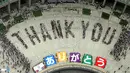 Sejumlah orang membentuk formasi untuk tulisan 'terima kasih'. Setelah Tokyo memenangkan tawaran untuk menjadi kota tuan rumah Olimpiade 2020. (AFP/JIJI PRESS/wwn)