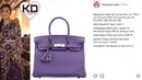Tas berwarna ungu keluaran Hermes ini sangat cantik dijinjing Krisdayanti yang juga memakai baju berwarna senada. Namun di sisi lain, harga tas ini mencapai ratusan juta rupiah, tepatnya Rp 286.000.000. (Instagram/krisdayanti_style)