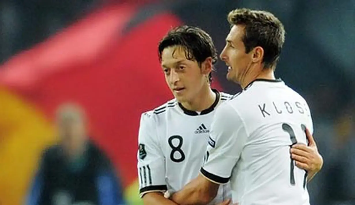 Selebrasi gol dari Mesut Ozil (kiri) dan Miroslav Klose ketika Jerman mengalahkan Turki 3-0 pada laga kualifikasi Euro 2012 di Munich pada 8 Oktober 2010. AFP PHOTO/ROBERT MICHAEL  