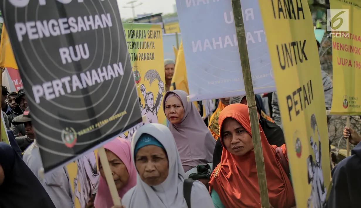 Massa yang tergabung dari Serikat Petani Indonesia (SPI) menggelar aksi demo di depan gedung DPR/MPR RI, Jakarta, Selasa (24/9/2019). Dalam aksinya mereka menuntut DPR menghentikan pembahasan lima rancangan undang-undang yang menyangkut pertanian. (Liputan6.com/Faizal Fanani)
