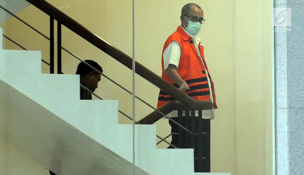 Bupati Bandung Barat nonaktif Abubakar menaiki tangga di gedung KPK, Jakarta, Selasa (10/7). Abubakar akan menandatangani perpanjangan penahan kasus suap sejumlah kepala dinas untuk keperluan politik istrinya, Elin Suharliah. (Merdeka.com/Dwi Narwoko)