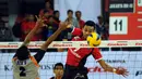 Pevoli Surabaya Samator, I Putu Randu W (kanan) melakukan smesh saat berlaga melawan Jakarta BNI 46 di Pertamina Proliga 2015 di Dome Sport Balikpapan, (6/2/2015). Surabaya Samator unggul 3-2 atas Jakarta BNI 46. (Liputan6.com/Helmi Fithriansyah)