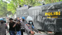 Ketua Ikatan Mahasiswa Muhammadiyah Sulawesi Tenggara, Marsono mengalami penganiayaan saat aksi demonstrasi memperingati dua tahun mahasiswa tewas, Randi-Yusuf di Kendari.(Liputan6.com/Ahmad Akbar Fua)