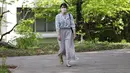 <p>Putri Jepang Aiko, putri Kaisar Naruhito dan Permaisuri Masako, berjalan untuk menghadiri kelas di Universitas Gakushuin di Tokyo, Rabu, 12 April 2023. (Issei Kato/Pool Photo via AP)</p>