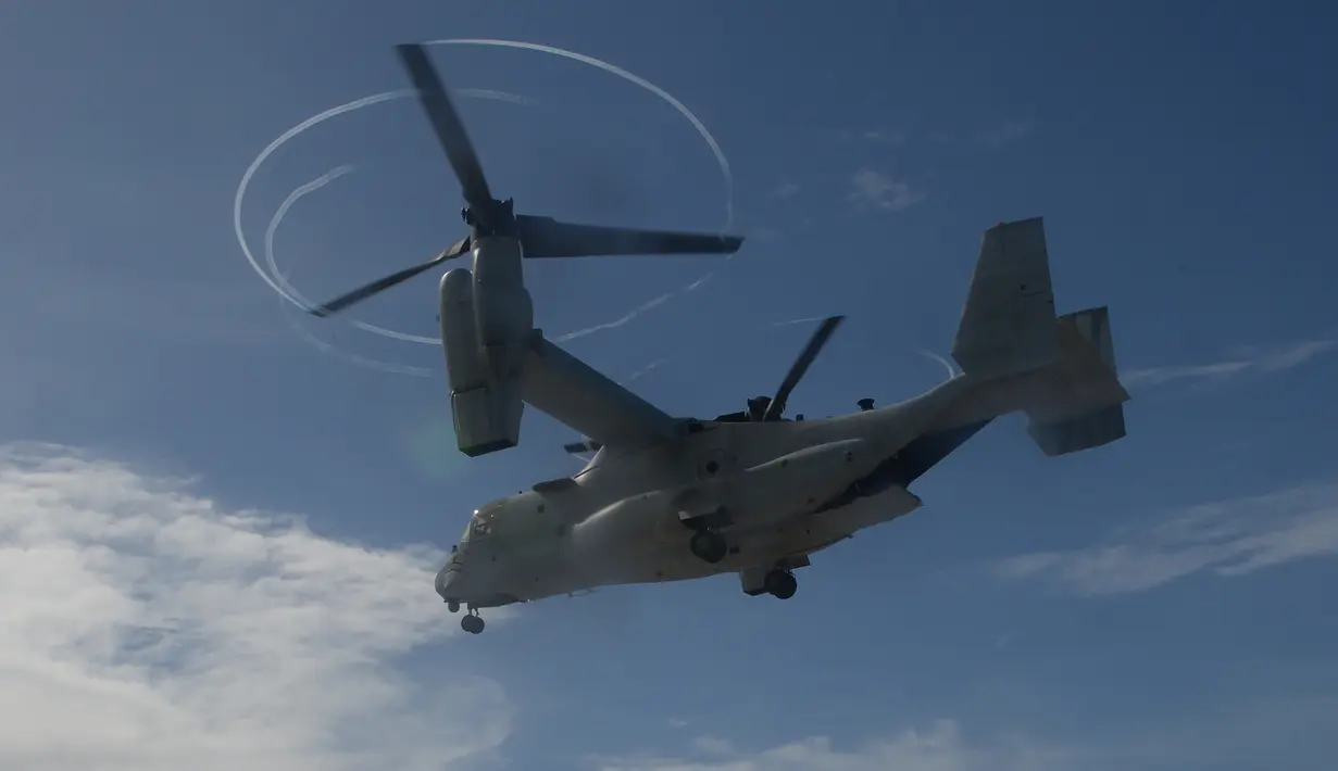 Sebuah pesawat angkatan udara AS V-22 Osprey bersiap untuk mendarat selama simulasi latihan bencana sebagai bagian dari latihan militer gabungan Filipina-AS tahunan di kota Casiguran, provinsi Aurora (15/5). (AFP Photo/Ted Aljibe)