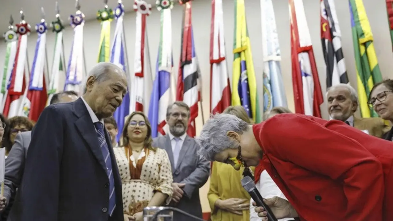 Presiden Komisi Amnesti Enea de Stutz e Almeida menundukkan kepalanya saat meminta maaf di Brasilia, Brasil, Kamis (25/7/2024).