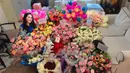 Ayu Ting Ting berfoto dengan bunga-bunga yang memenuhi ruangan di rumahnya. Dia mendapat banyak kiriman bunga dari fans. (Foto: Instagram/ ayutingting92)