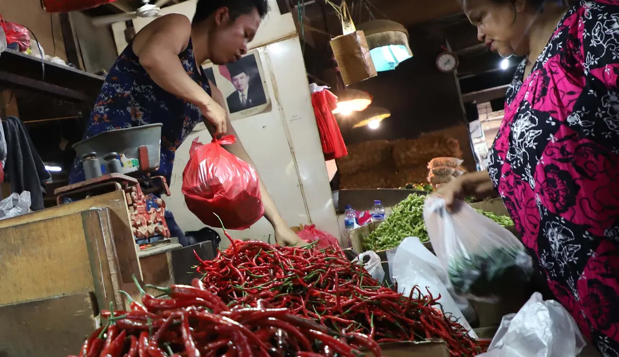 Pedagang cabai melayani pembeli di pasar di Jakarta, Jumat (20/4). Harga cabai dan bawang memasuki akhir pekan ini terpantau belum banyak berubah, cenderung mengalami penurunan. Pasokan yang cukup mendorong harga masih stabil. (Liputan6.com/Angga Yuniar)