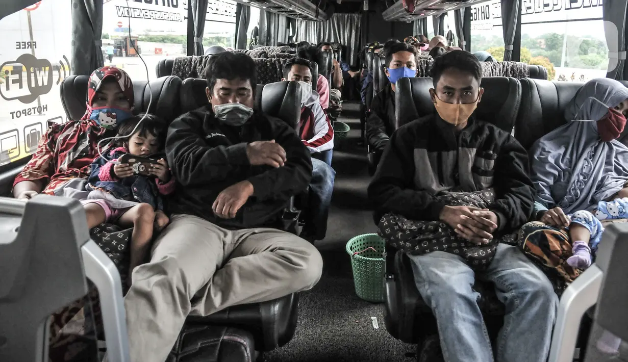 Penumpang duduk dalam bus AKAP menunggu keberangkatan di Terminal Pulogebang, Jakarta, Selasa (27/10/2020). Memasuki libur panjang, jumlah penumpang bus antarkota antarprovinsi (AKAP) di Terminal Pulogebang tujuan Jawa dan Sumatera mengalami peningkatan. (merdeka.com/Iqbal S. Nugroho)