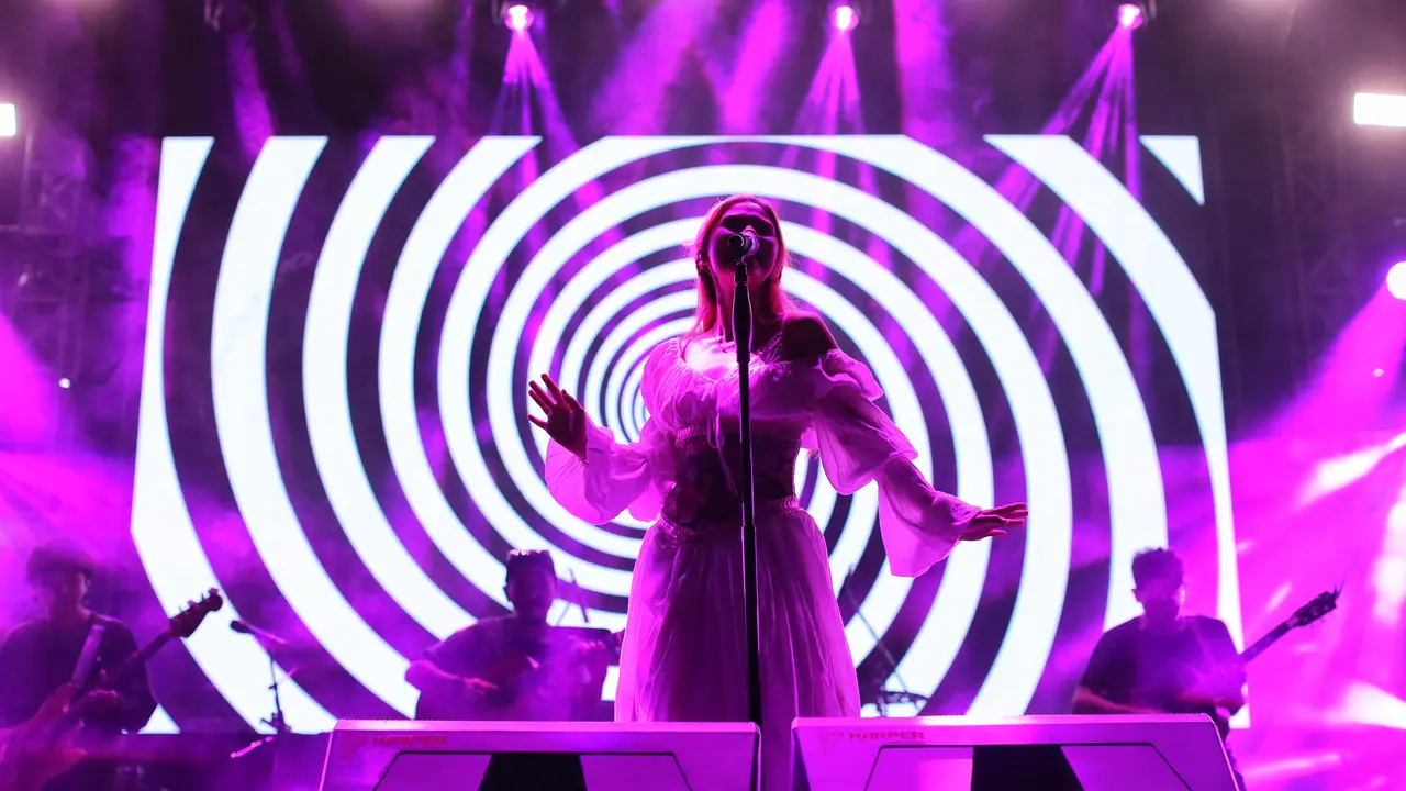 Nadin Amizah di panggung KapanLagi Buka Bareng BRI Festival 2024. [Foto: Adrian Putra/Fimela]