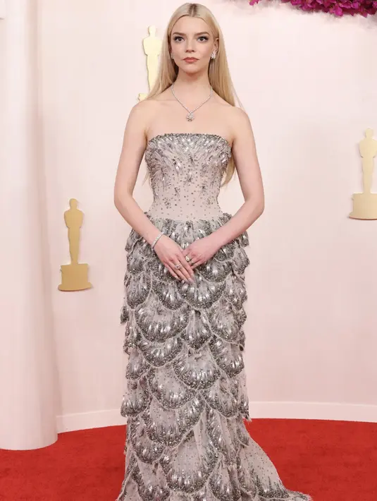 Anya Taylor tampak begitu anggun dengan dress dari Dior Haute Couture. Ia tampak begitu menawan. [Foto: Instagram/ Dior Haute Couture]