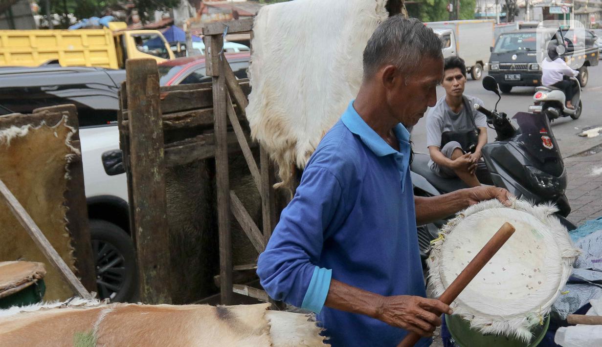 Menjelang lebaran perajin dan pedagang bedug sudah kebanjiran pesanan. (Liputan6.com/Herman Zakharia)