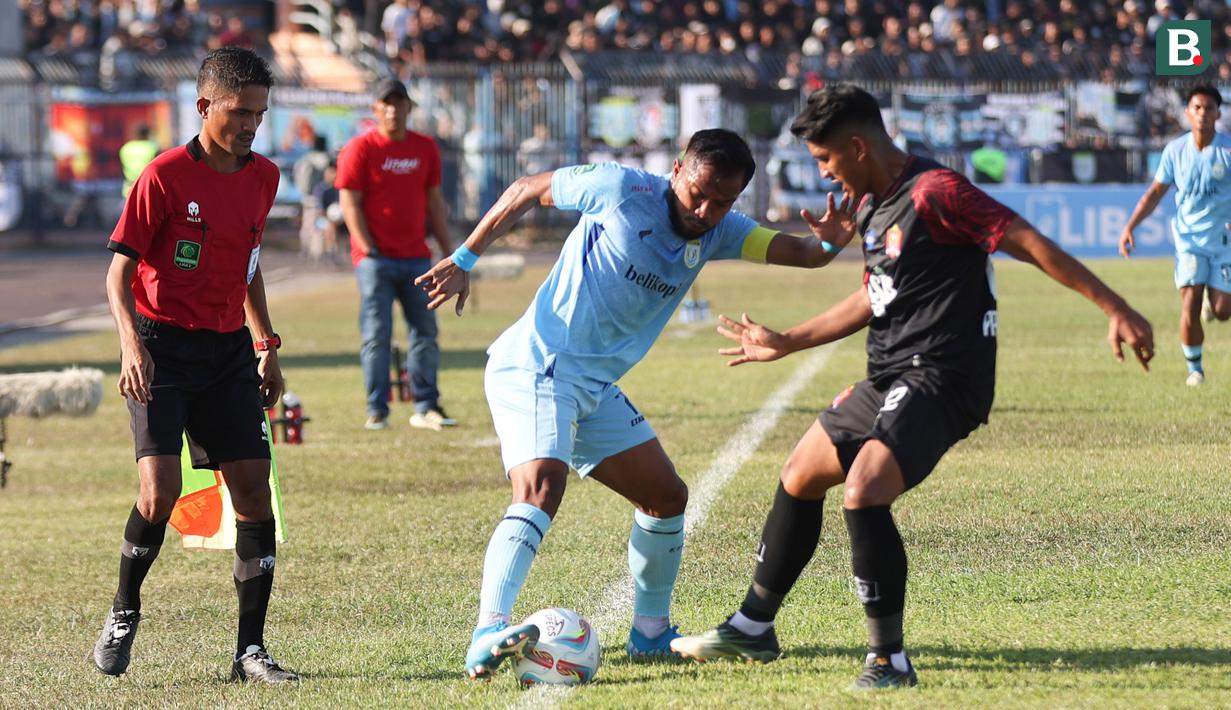 Pemain Persela Lamongan, Zulham Zamrun (tengah), berusaha mengontrol bola agar tidak keluar dari garis lapangan dan berusaha menghindari pemain Persijap Jepara dalam pertandingan Pegadaian Liga 2 2023/2024 yang berlangsung di Stadion Surajaya, Lamongan, Minggu (10/9/2023) sore WIB. (Bola.com/Abdul Aziz)