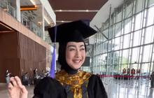 5 Potret Bahagia Desy Ratnasari di Momen Wisuda S3, Kini Resmi Punya Gelar Doktor Psikologi