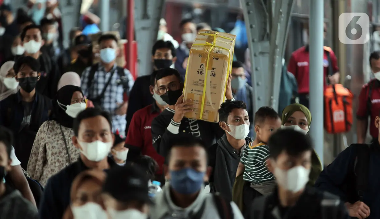 Sejumlah penumpang berjalan setibanya di Stasiun Pasar Senen, Jakarta, Rabu (11/5/2022). Kedatangan pemudik dari daerah lain tujuan Daop 1 Jakarta terpantau masih cukup tinggi seiring berakhirnya libur sekolah dan mulai masuk pada 12 Mei 2022. (Liputan6.com/Angga Yuniar)
