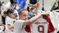 Wartawan Jerman di-banned Tottenham Hotspur karena iseng membawa jersey Bayern Munchen bertuliskan nama Harry Kane. (Dok. TalkSPORT)