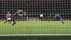 Penyerang Leicester City, Jamie Vardy (kanan) saat memasukan bola ke gawang Arsenal yang dijaga kiper Bernd Leno pada pertandingan lanjutan Liga Inggris di Stadion Emirates di London, Inggris, Minggu (25/10/2020). Leicester City menang 1-0 atas Arsenal. (Catherine Ivill/Pool via AP)