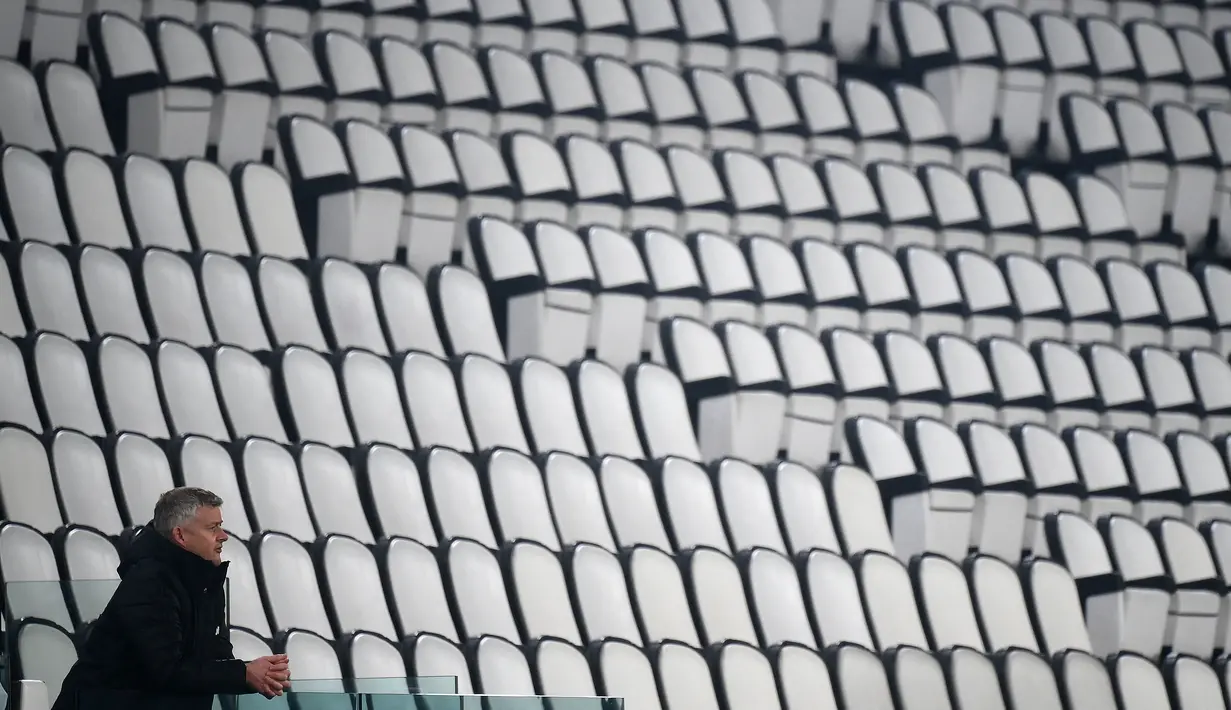 Pelatih Manchester United, Ole Gunnar Solskjaer menyaksikan pemainnya bertanding melawan Real Sociedad pada pertandingan leg pertama babak 32 besar Liga Europa di stadion Juventus, Turin (19/2/2021). Berkat hasil ini, MU lebih mudah melangkahkan satu kaki mereka di babak 16 besar. (AFP/Marco Bertore