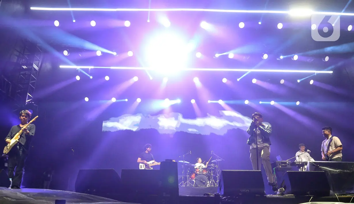 Grup musik Juicy Luicy saat tampil di festival musik Soundfest di Gambir Expo, Kemayoran, Jakarta, Jumat (23/5/2025). (Liputan6.com/Herman Zakharia)
