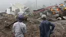 Hujan lebat berhari-hari memicu banjir bandang dan tanah longsor serta menghancurkan rumah-rumah.