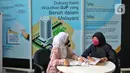 Petugas melayani wajib pajak di salah satu kantor pelayanan pajak pratama di Jakarta, Kamis (29/12/2022). Penerimaan pajak tercatat melampaui target 2022 meskipun tanpa pelaksanaan program pengungkapan sukarela atau PPS dan kenaikan tarif pertambahan nilai atau PPN menjadi 11%. (Liputan6.com/Angga Yuniar)