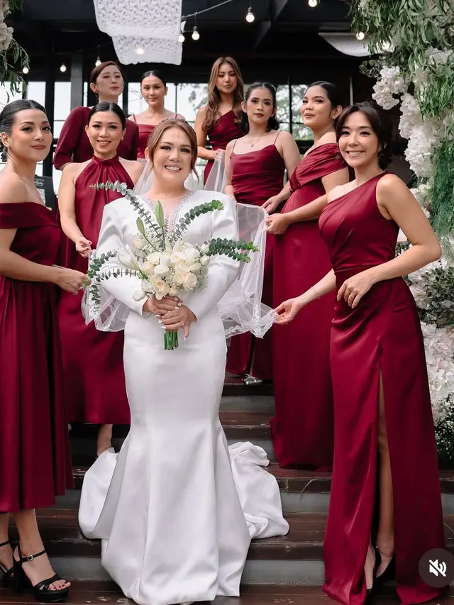Penampillan Gisella Anastasia saat jadi bridesmaids pakai dress maroon model off shoulder. [@gisel_la]