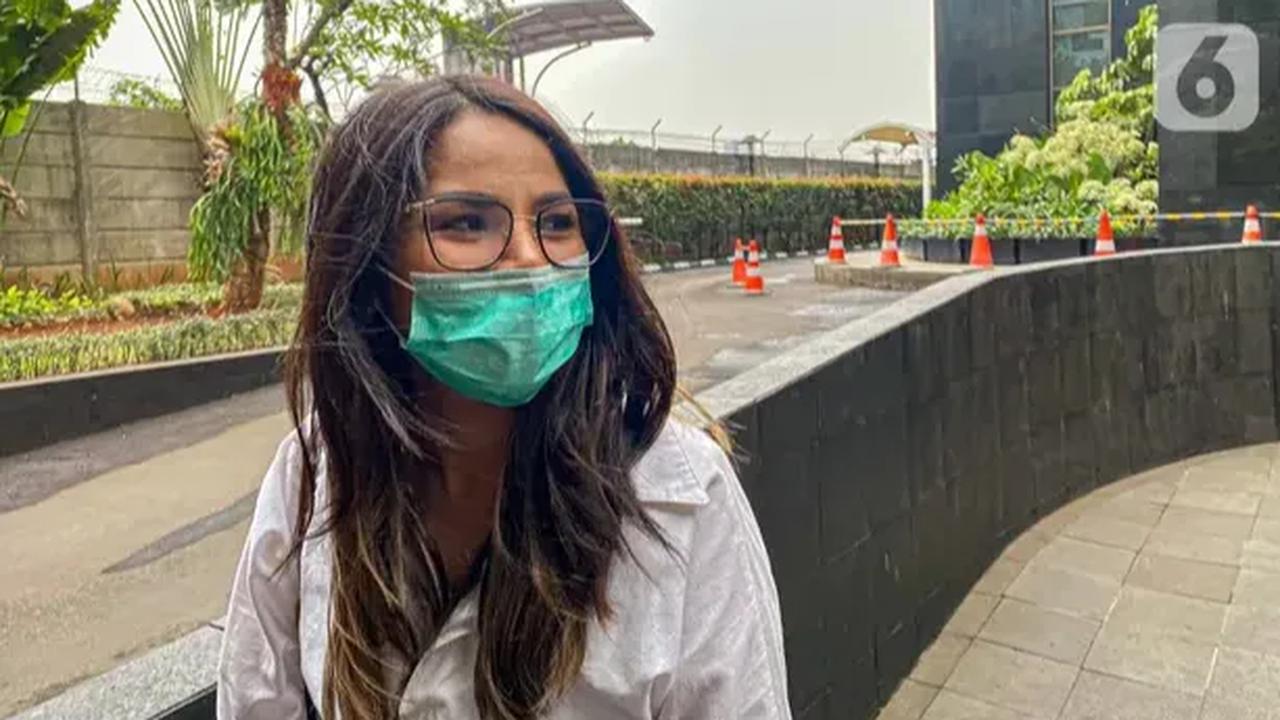 Selain Windy Idol, yang tak memenuhi panggilan kemarin yakni Pegawai PT Athena Jaya Production Wa Ode Kartika Sari.<br>