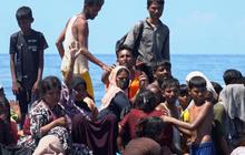 FOTO: Nelayan Aceh dan Basarnas Selamatkan Puluhan Pengungsi Rohingya Nyaris Tenggelam Setelah Kapal Terbalik Akibat Cuaca Buruk di Meulaboh