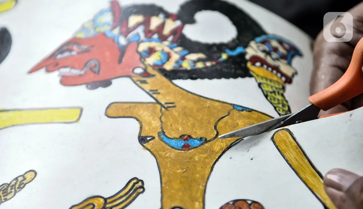 Seniman Iskandar Hardjodimuljo menyelesaikan pembuatan wayang uwuh di kawasan Cawang, Jakarta, Kamis (29/10/2020). Wayang uwuh karya Iskandar dibanderol dengan harga mulai dari Rp 25 ribu hingga Rp 100 ribu. (merdeka.com/Iqbal S. Nugroho)