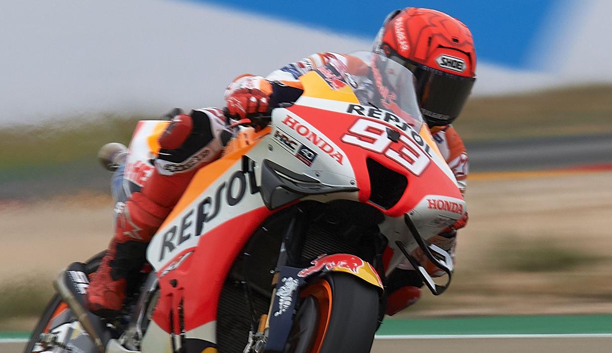 Menyadari ada malasah di motornya, Marquez pun akhirnya memutuskan untuk kembali ke pit stop meski baru menyelesaikan satu lap saja. (AP/Jose Breton)